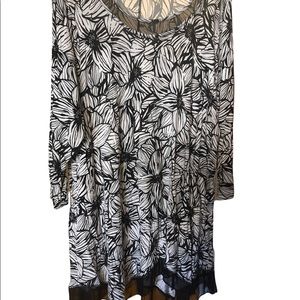 Black and White Floral Plus Size Tunic. Size 1X.